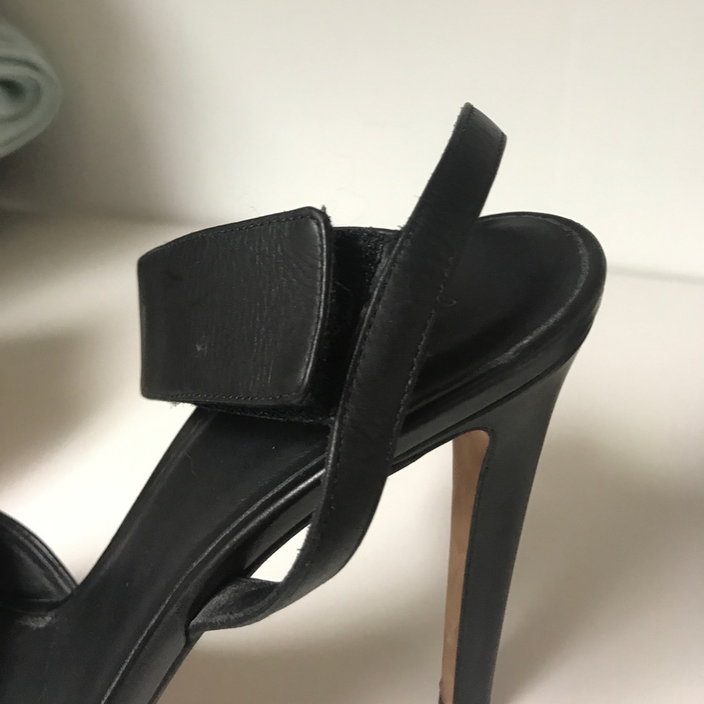 Vince by Vince Camuto strapping sandals! - Picture 6 of 7